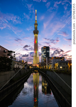 從東京墨田區樹見橋看黃昏的東京晴空塔 107063355