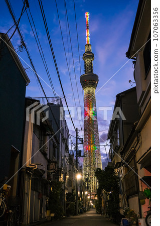 從東京墨田區的住宅區看到黃昏的東京晴空塔 107063356