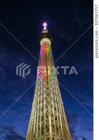 東京晴空塔在東京墨田區從下面看到的夜晚 東京晴空塔在東京墨田區從下面看到的夜晚 107063357