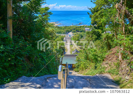 從千葉縣立山市須崎神社的參拜殿眺望屋張坂、瑞神門和太平洋 107063812