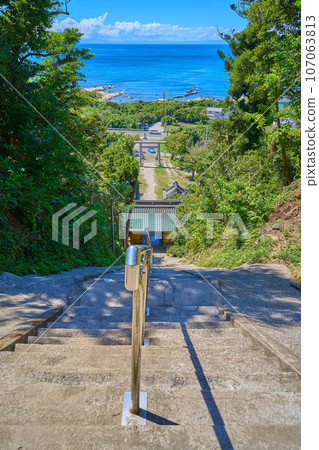 從千葉縣立山市須崎神社的參拜殿眺望屋張坂、瑞神門和太平洋 107063813