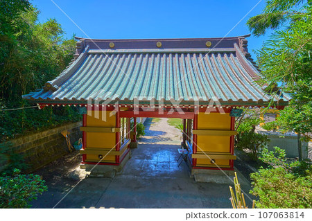 從神社內眺望千葉縣立山市須崎神社瑞神門 107063814