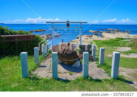 A sacred stone on the coast of Suzaki Shrine in Tateyama City, Chiba Prefecture A sacred stone on the coast of Suzaki Shrine in Tateyama City, Chiba Prefecture 107063817