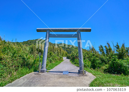 夏天，從千葉縣立山市須崎神社的第一個鳥居（浜鳥居）眺望御手洗山。 107063819