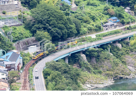 [島贊線] 沿著吉野川運行的特快南風 107064069