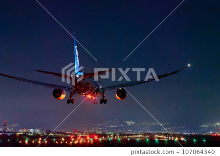 在大阪國際機場的飛機著陸 107064340