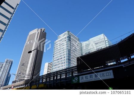 Skyscrapers seen from under the elevated Hamamatsucho Station 107065181