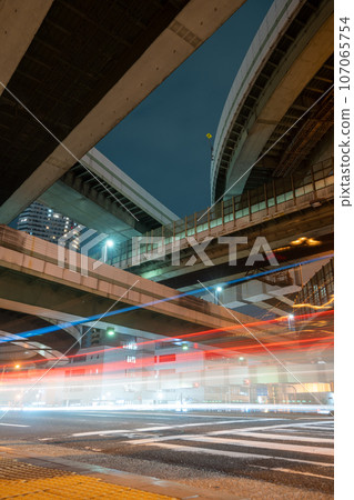 光跡和路口的夜景 107065754