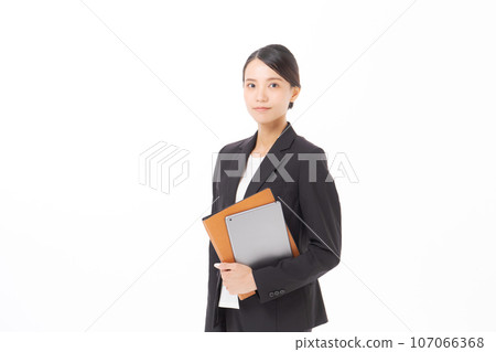 拿著文件的微笑的女商人 107066368