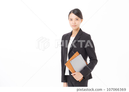拿著文件的微笑的女商人 107066369