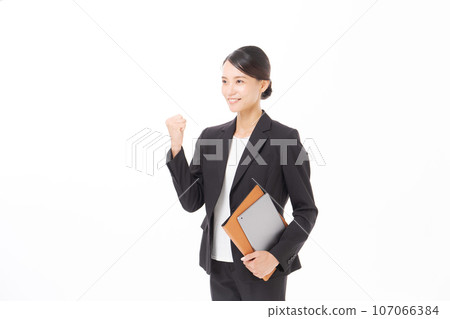 拿著文件的微笑的女商人 拿著文件的微笑的女商人 107066384