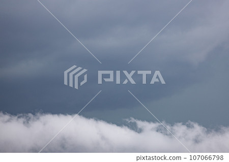夏季/秋季的都市天空,天空飄浮著容易引發龍捲風的暴風雨雲,以及看起來像龍的白雲(東京都千代田區) 夏季/秋季的都市天空,天空飄浮著容易引發龍捲風的暴風雨雲,以及看起來像龍的白雲(東京都千代田區) 107066798