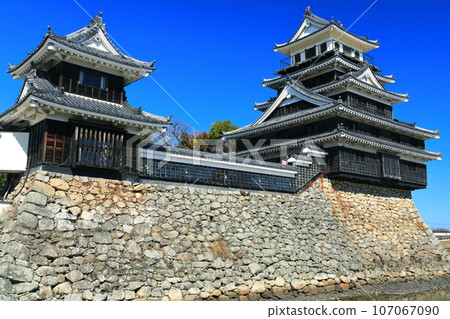 [Oita Prefecture] Nakatsu Castle in fine weather The castle tower and Otari turret 107067090