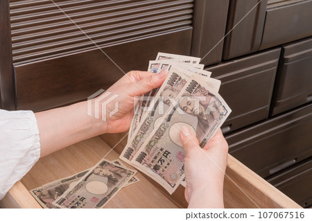 [家庭主婦在衣櫃抽屜裡藏了一張一萬日元的鈔票] 107067516