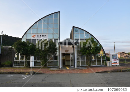 Futamiura Station on a summer morning in Mie 107069083