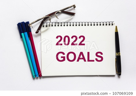 Notebook with Goals 2022 inscription and glasses with markers Notebook with Goals 2022 inscription and glasses with markers 107069109
