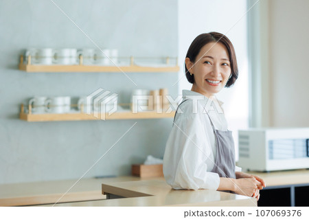 Cafe female 107069376