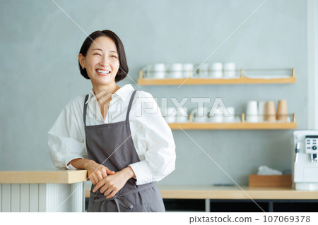 Cafe female 107069378