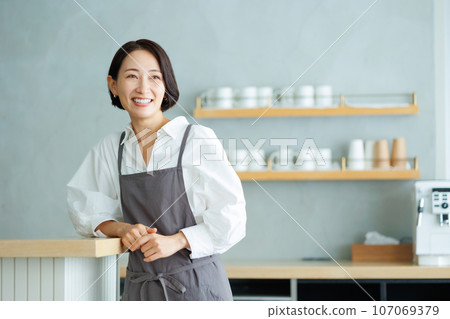 Cafe female 107069379