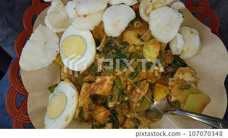 CNN winning top food called gado gado, or lotek, consists of various vegetables, eggs, tempeh, and lontong with peanut sauce 107070348