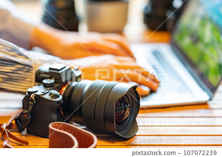 [Photographer] Camera and laptop [Desk work] 107072239