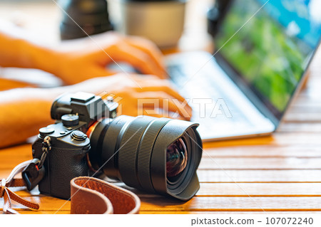 [Photographer] Camera and laptop [Desk work] 107072240