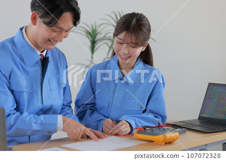 Male and female engineers_Check equipment configuration 1 Male and female engineers_Check equipment configuration 1 107072328