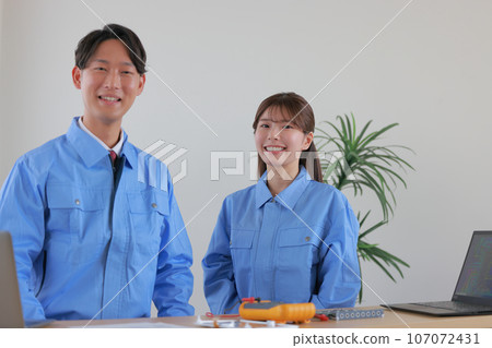 Smiling male and female engineers_2 107072431