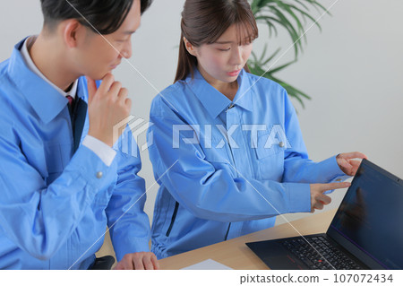 女工程師指著 PC 並解釋 1 107072434