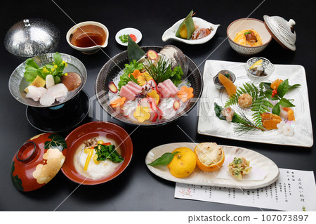 華麗的懷石料理，採用季節性色彩和擺盤。 107073897