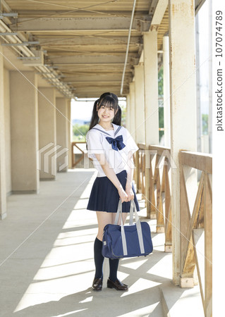 女學生去上學 107074789