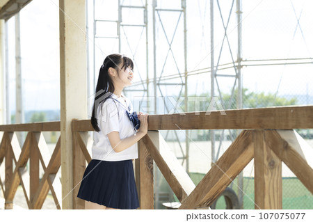 學校建築和女學生 107075077