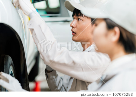 Inspector checking the maintenance condition of a car 107075298