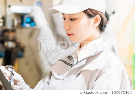 管理製造工序的女性員工 107075303