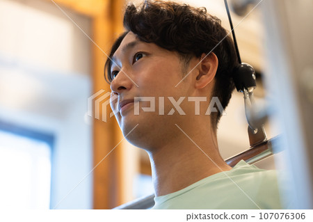 年輕人在健身房訓練身體 107076306