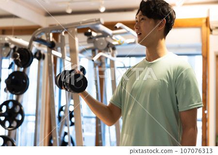 年輕人在健身房訓練身體 107076313