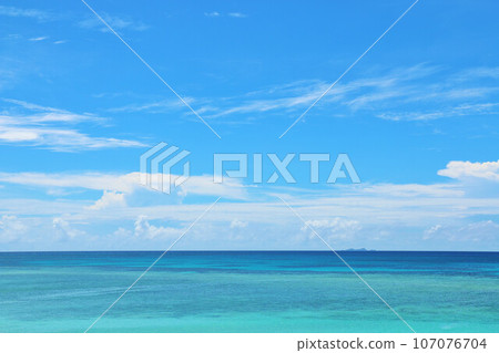 沖繩Hateruma島藍天和蔚藍的大海 107076704