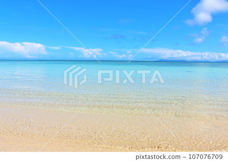 Okinawa Hateruma Island blue sky and blue sea Okinawa Hateruma Island blue sky and blue sea 107076709