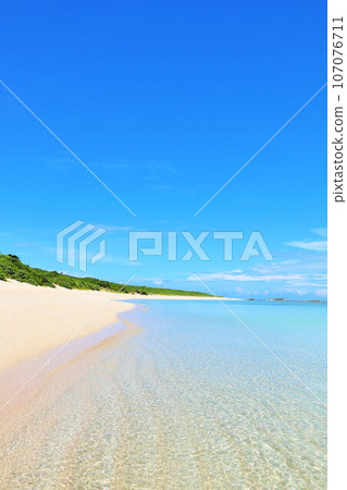 Okinawa Hateruma Island blue sky and blue sea 107076711