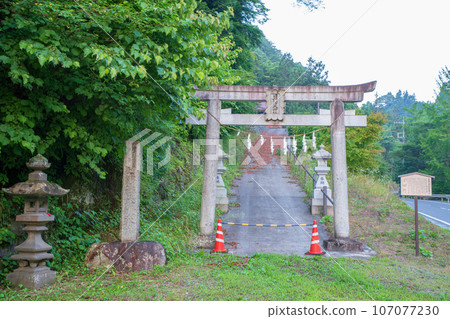 Hinozawa Grand Shrine Midsummer season Early morning scenery Minano Town Hinozawa Grand Shrine Midsummer season Early morning scenery Minano Town 107077230