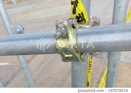 The side of the clamp that fixes the round pipe 107078019