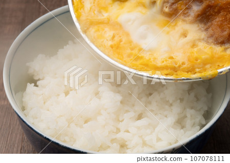 把豬排蓋飯放在上面 107078111
