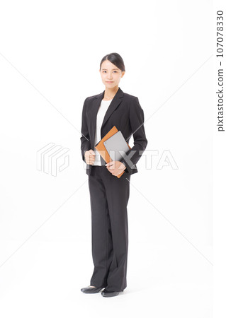 穿西裝的女人全身照片 107078330