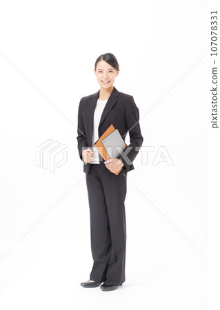 穿西裝的女人全身照片 107078331