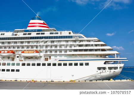 豪華遊輪飛鳥二號停泊在堺夢港碼頭 豪華遊輪飛鳥二號停泊在堺夢港碼頭 107078557
