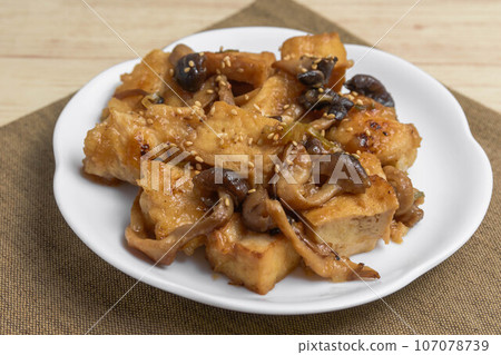 Stir-fried chicken, tofu, and mushrooms with oyster sauce Stir-fried chicken, tofu, and mushrooms with oyster sauce 107078739