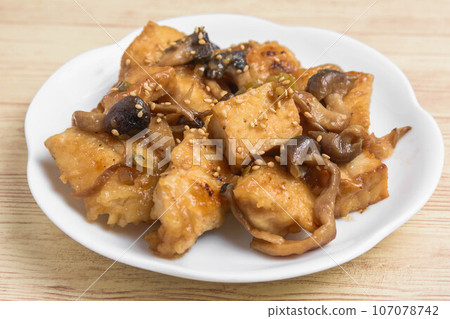 Stir-fried chicken, tofu, and mushrooms with oyster sauce Stir-fried chicken, tofu, and mushrooms with oyster sauce 107078742