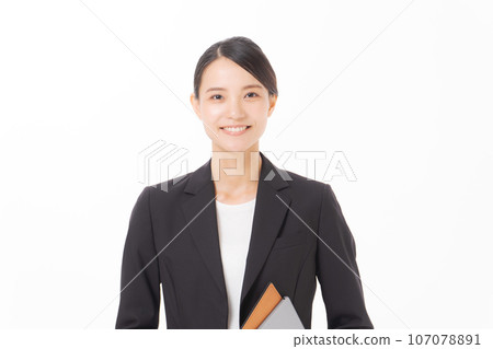 拿著文件的微笑的女商人 拿著文件的微笑的女商人 107078891