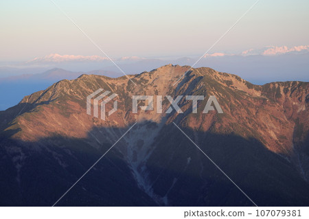 Senjogatake 在南阿爾卑斯山的日出 Senjogatake 在南阿爾卑斯山的日出 107079381