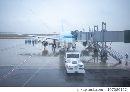 飛機停在停機坪上 107080112